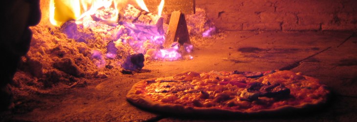 Pizza bäckt im Holzofen
